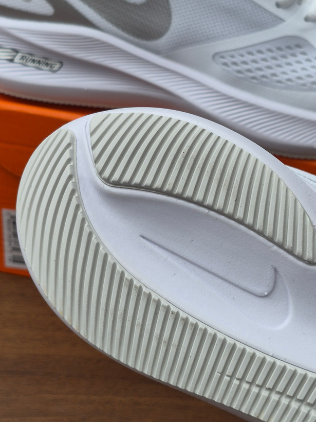 کتونی رانینگ و پیاده روی نایک گاید ۱۰ مستر کوالیتی رنگ سفید نقره ای NIKE ZOOM