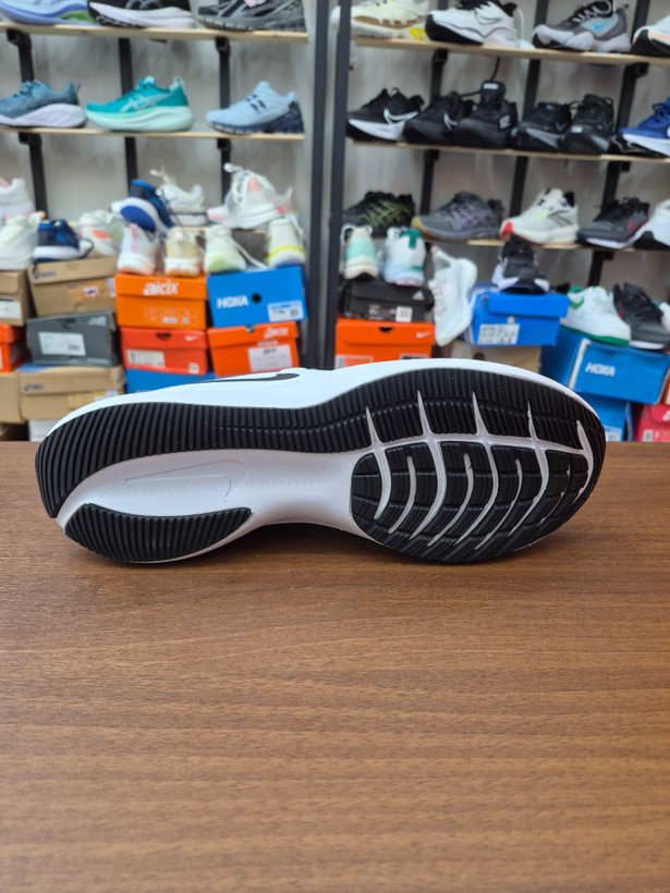 کتونی رانینگ و پیاده روی نایک گاید ۱۰ مستر کوالیتی رنگ سفید NIKE ZOOM