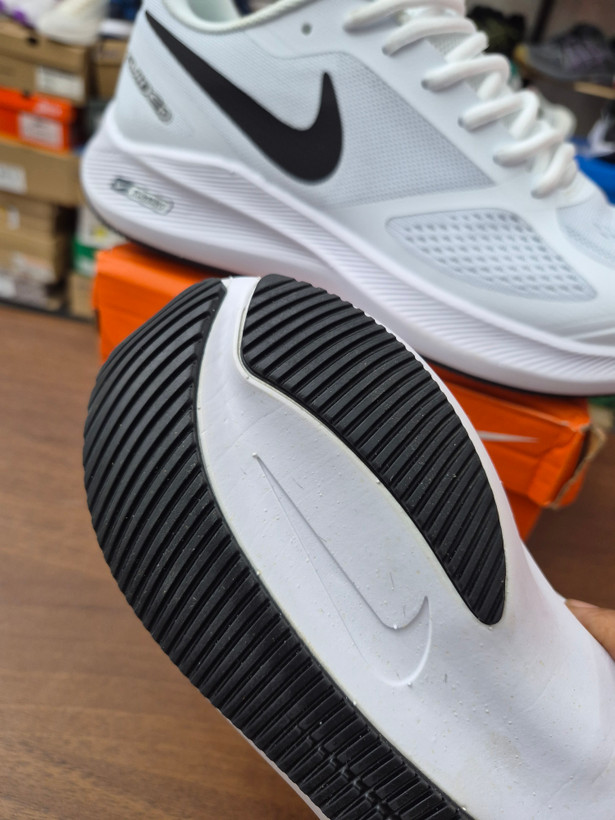 کتونی رانینگ و پیاده روی نایک گاید ۱۰ مستر کوالیتی رنگ سفید NIKE ZOOM