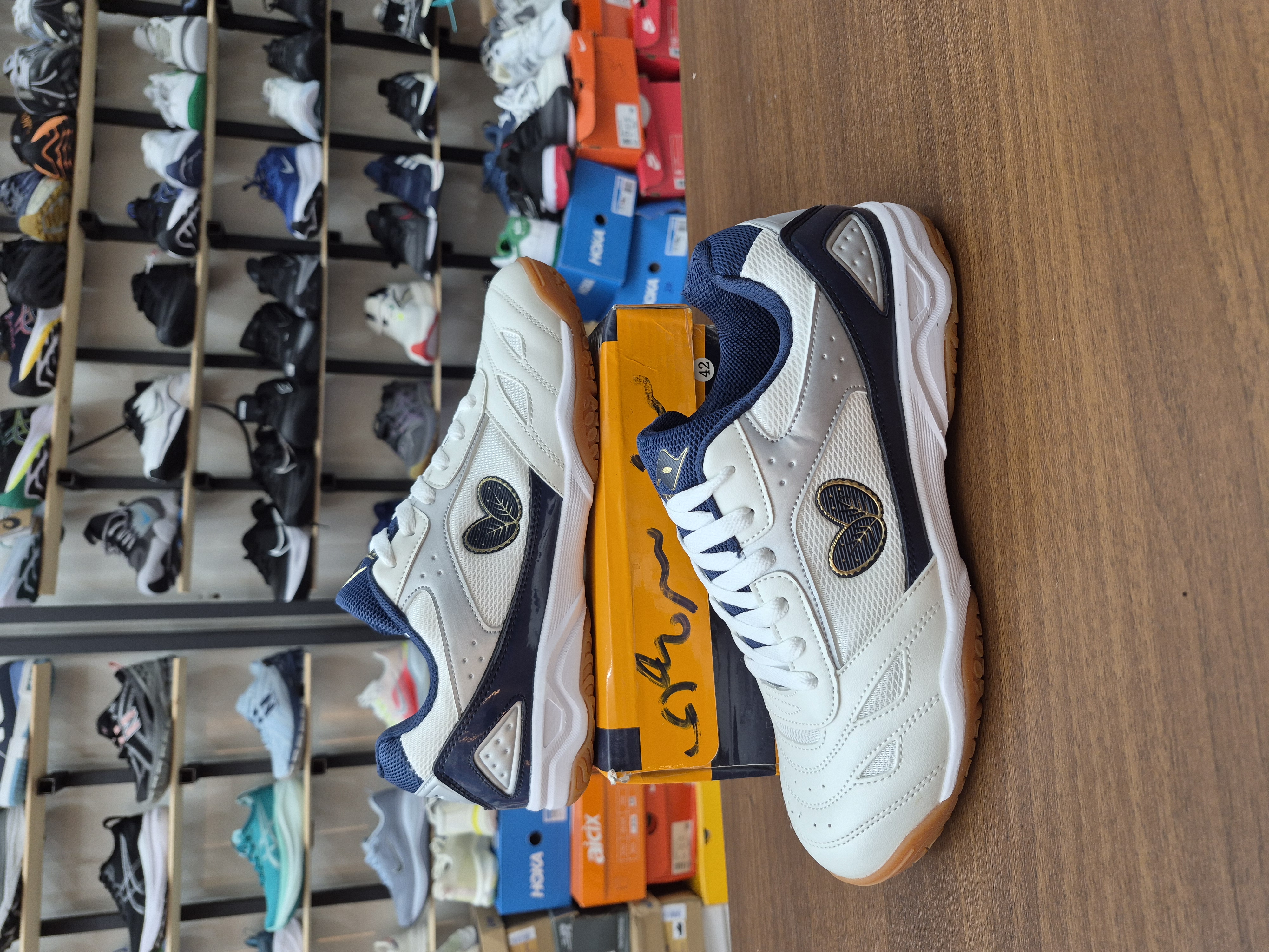 کتونی تنیس باترفلای لزولاین ریفونس رنگ سفید ویتنام رنگ سفید سورمه ای butterfly shoes table tennis price white blacK کتونی بدمینتون
