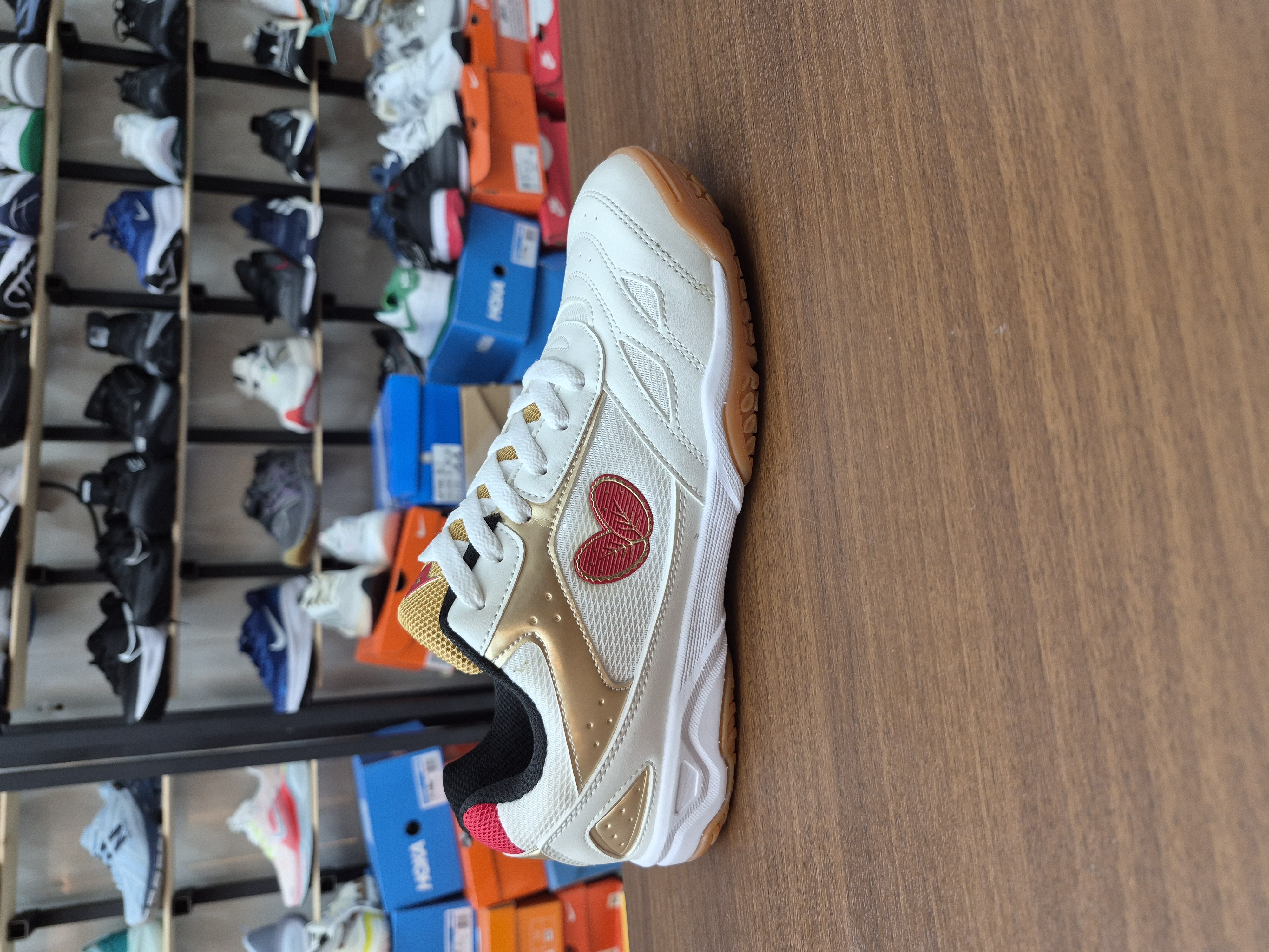 کتونی تنیس باترفلای لزولاین ریفونس رنگ سفید ویتنام رنگ سفید قرمز طلایی butterfly shoes table tennis price white red gold  کتونی بدمینتون