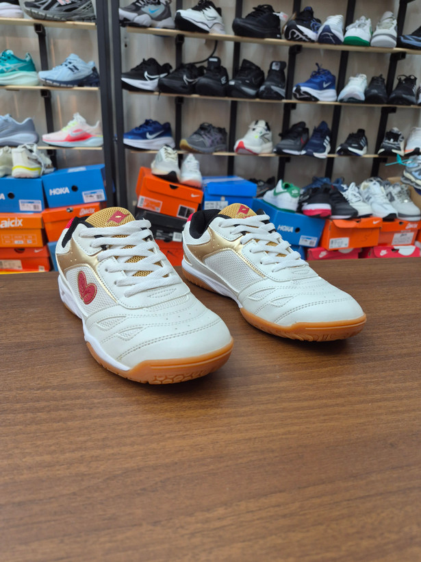 کتونی تنیس باترفلای لزولاین ریفونس رنگ سفید ویتنام رنگ سفید قرمز طلایی butterfly shoes table tennis price white red gold کتونی بدمینتون