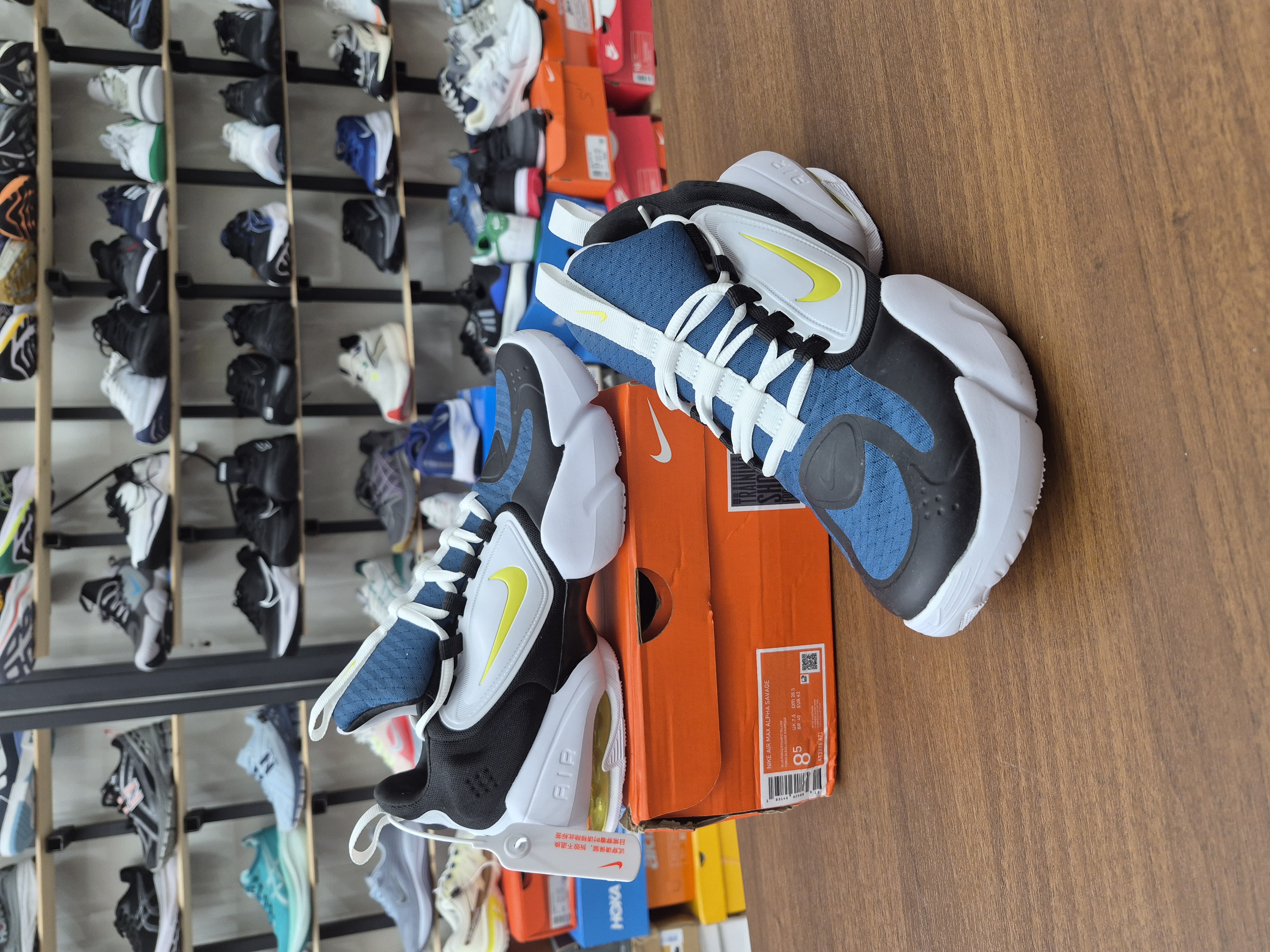 کفش اسپرت و لایف استایل نایک ساواج رنگ سورمه ای سفید زرد زوم Nike Air max Savage