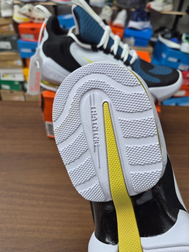 کفش اسپرت و لایف استایل نایک ساواج رنگ سورمه ای سفید زرد زوم Nike Air max Savage