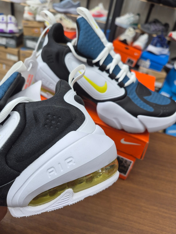 کفش اسپرت و لایف استایل نایک ساواج رنگ سورمه ای سفید زرد زوم Nike Air max Savage